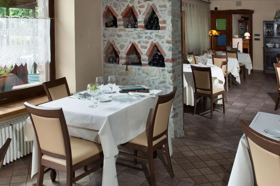 Trattoria Del Bivio Pension Cerretto Langhe Buitenkant foto