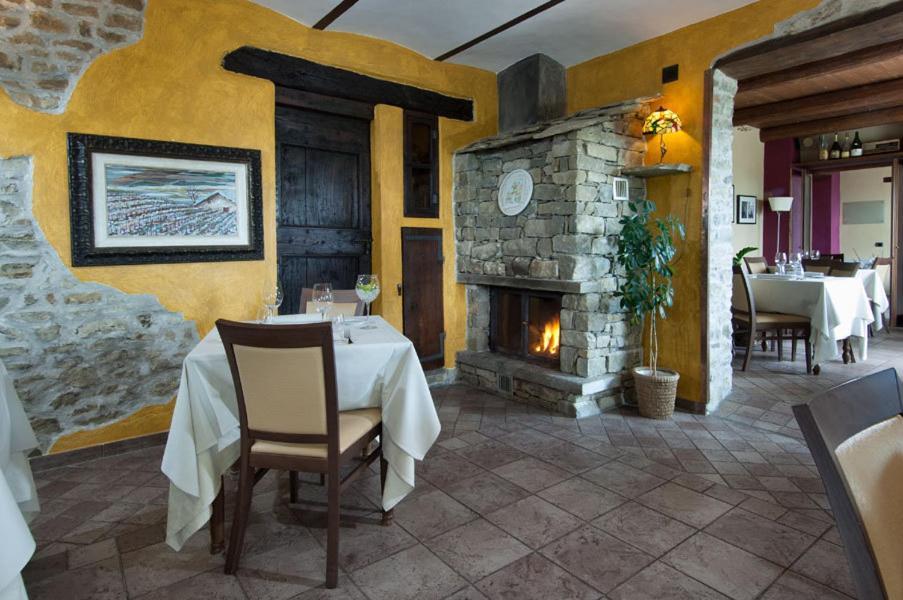 Trattoria Del Bivio Pension Cerretto Langhe Buitenkant foto