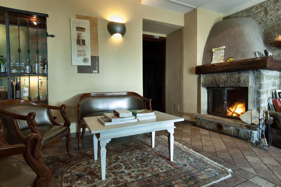 Trattoria Del Bivio Pension Cerretto Langhe Buitenkant foto