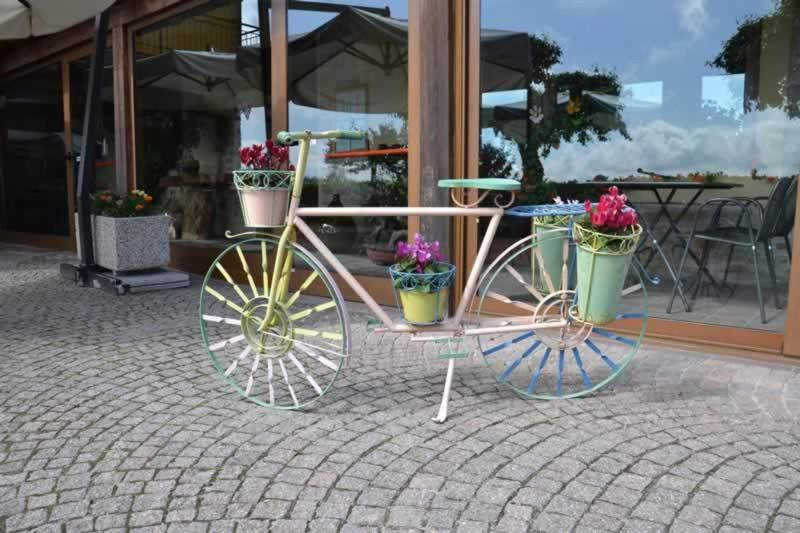 Trattoria Del Bivio Pension Cerretto Langhe Buitenkant foto