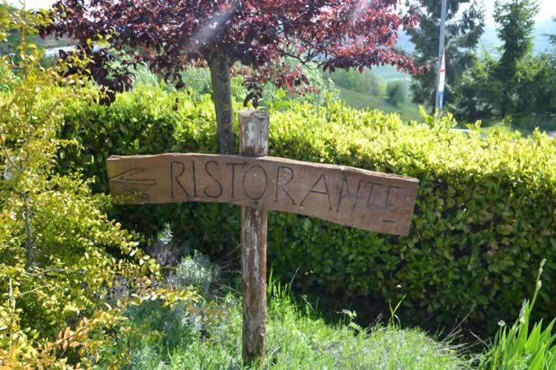 Trattoria Del Bivio Pension Cerretto Langhe Buitenkant foto