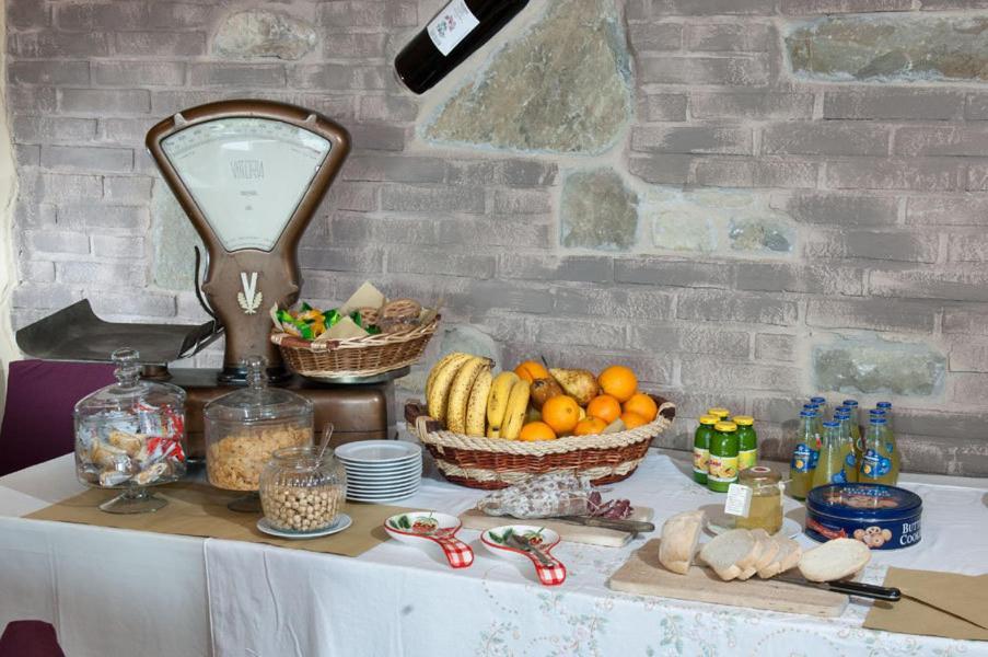 Trattoria Del Bivio Pension Cerretto Langhe Buitenkant foto